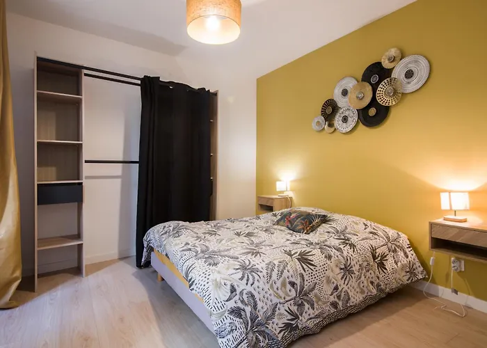 T2 Moderne Totalement Renove, Hypercentre Rochefort, Arrivee Autonome Apartment